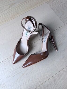 Steve Madden Brown Patent Pointed-Toe Ankle-Strap Pumps